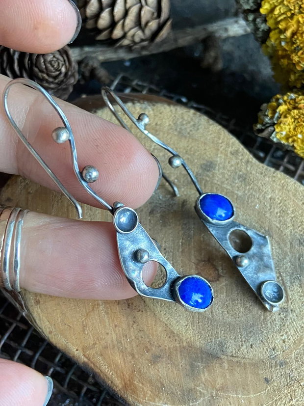Cercei asimetrici, cu tija din argint reticulat, partial oxidat, bobite si lapis lazuli