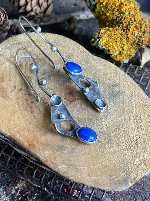 Cercei asimetrici, cu tija din argint reticulat, partial oxidat, bobite si lapis lazuli
