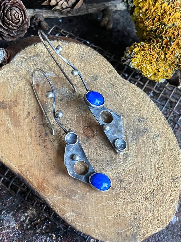 Cercei asimetrici, cu tija din argint reticulat, partial oxidat, bobite si lapis lazuli