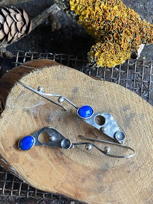 Cercei asimetrici, cu tija din argint reticulat, partial oxidat, bobite si lapis lazuli