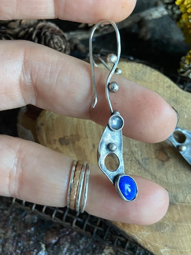 Cercei asimetrici, cu tija din argint reticulat, partial oxidat, bobite si lapis lazuli