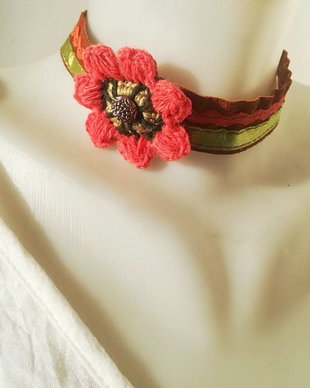 chocker piele si floare crosetata portocaliu verde