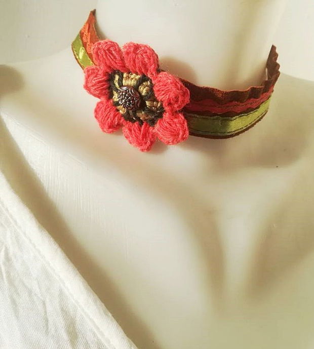 chocker piele si floare crosetata portocaliu verde