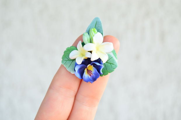 Zambile albe si panseluta- Brosa Martisor