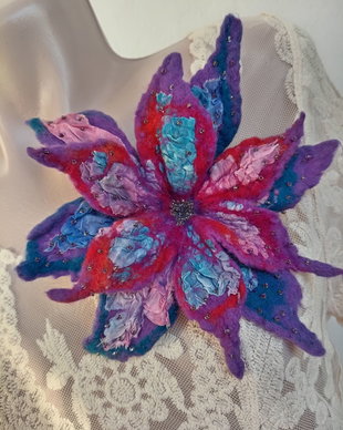 Floare broșă
