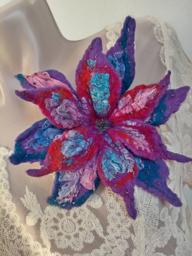 Floare broșă