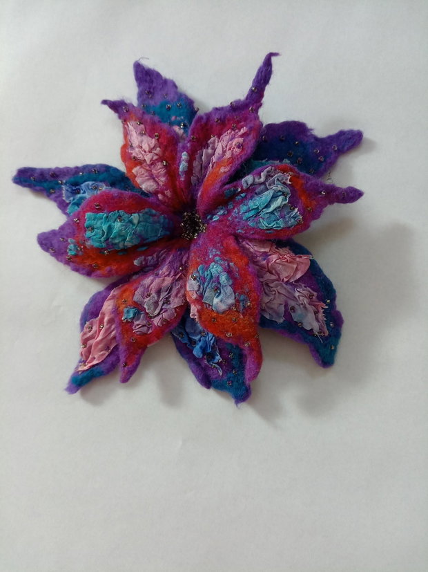 Floare broșă