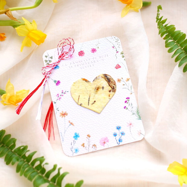 Martisor hartie plantabila - inima mica cu seminte si petale de flori