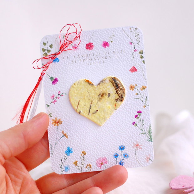 Martisor hartie plantabila - inima mica cu seminte si petale de flori