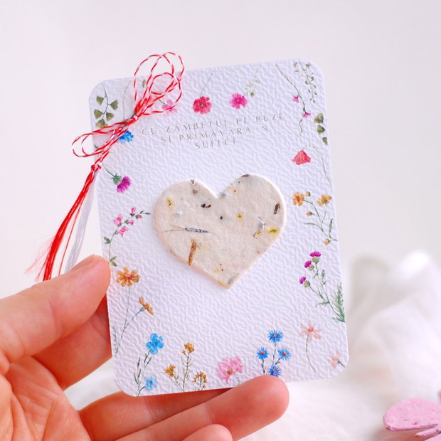 Martisor hartie plantabila - inima mica cu seminte si petale de flori