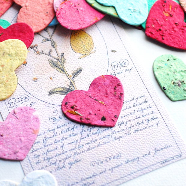Martisor hartie plantabila - inima medie cu seminte si petale de flori