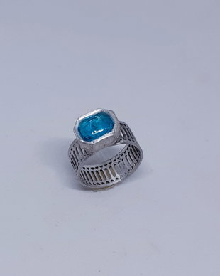 Inel unicat din argint, cu banda gratar si cubic zirconia dreptunghiular turcoaz