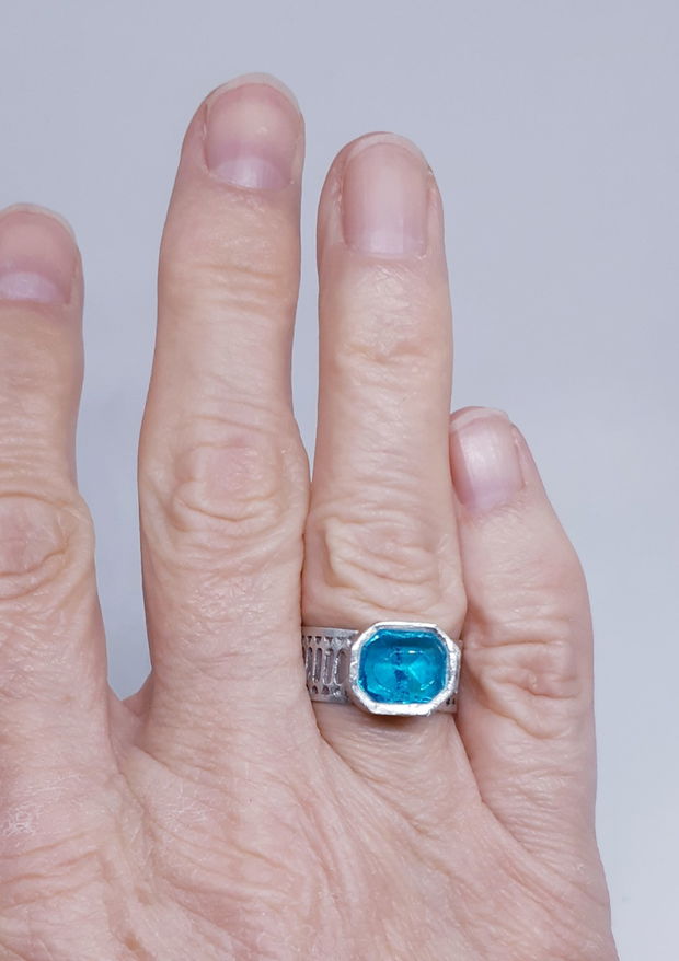 Inel unicat din argint, cu banda gratar si cubic zirconia dreptunghiular turcoaz