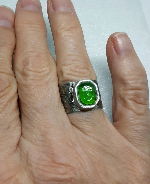 Inel unicat din argint fin, cu banda dantelata si cubic zirconia dreptunghiular verde