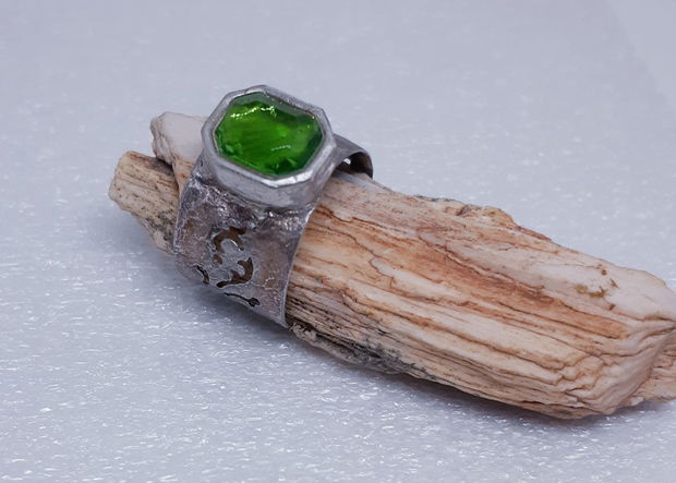 Inel unicat din argint fin, cu banda dantelata si cubic zirconia dreptunghiular verde