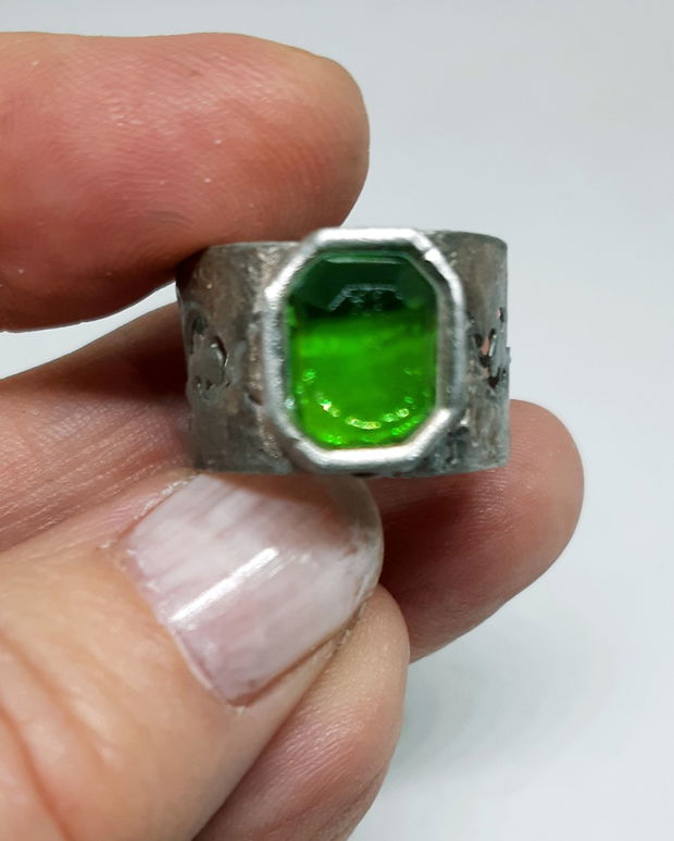 Inel unicat din argint fin, cu banda dantelata si cubic zirconia dreptunghiular verde