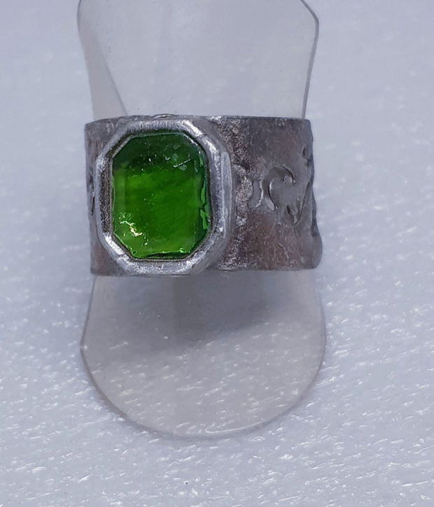 Inel unicat din argint fin, cu banda dantelata si cubic zirconia dreptunghiular verde