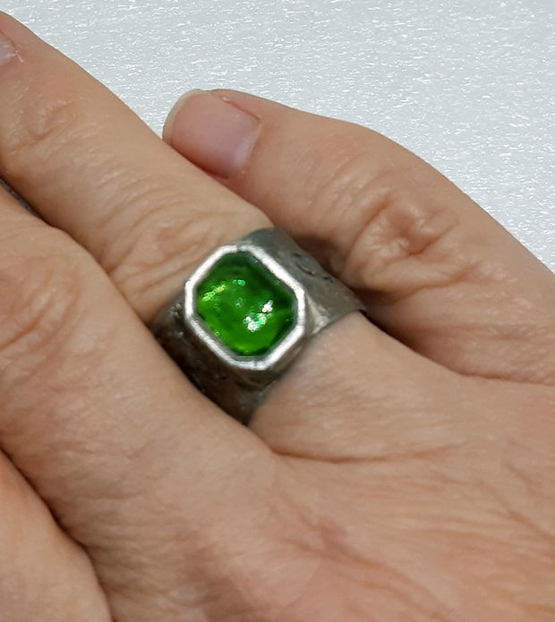 Inel unicat din argint fin, cu banda dantelata si cubic zirconia dreptunghiular verde