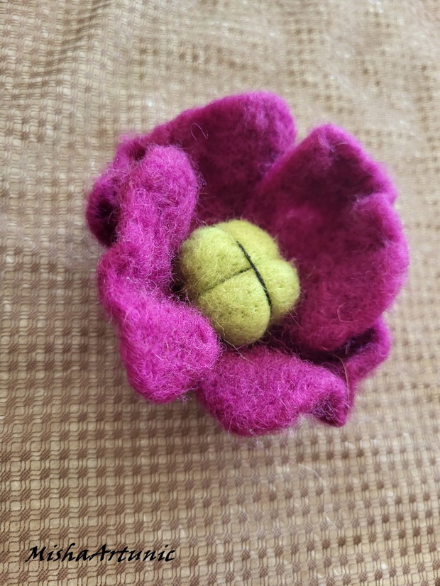 Brosa floare impaslita