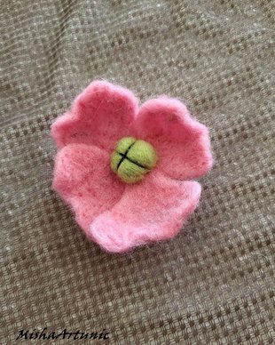 Brosa floare impaslita