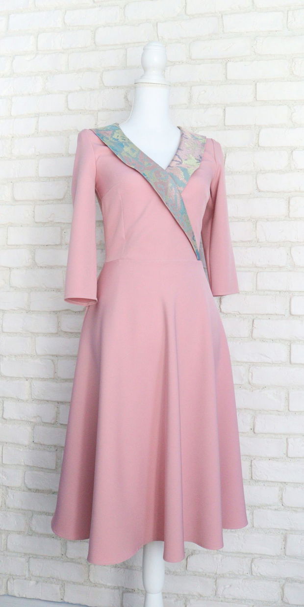 Rochie Clos Roz Prafuit cu Guler Intors