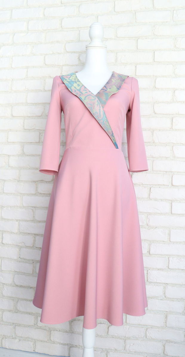 Rochie Clos Roz Prafuit cu Guler Intors
