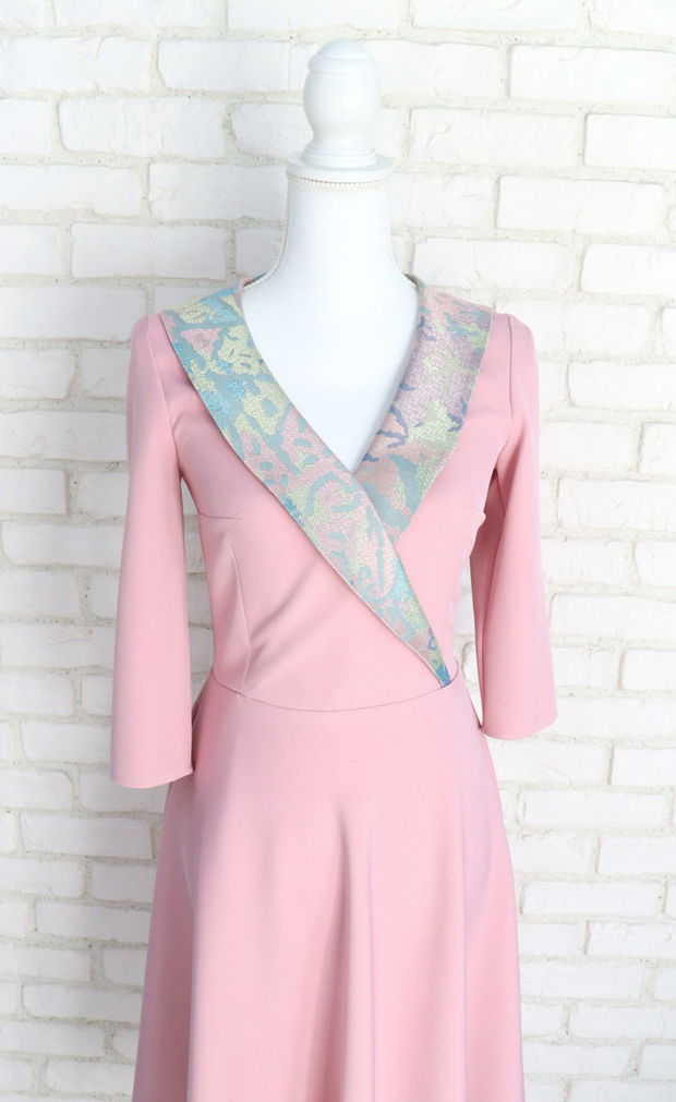 Rochie Clos Roz Prafuit cu Guler Intors