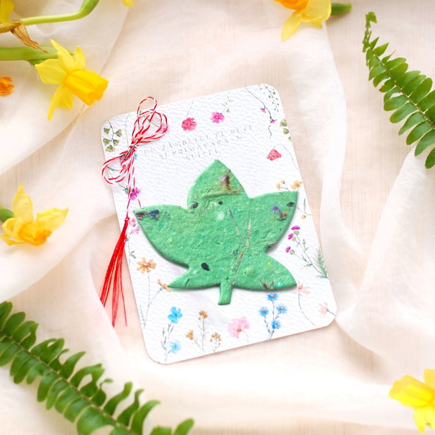 Martisor hartie plantabila - frunza cu seminte si petale de flori