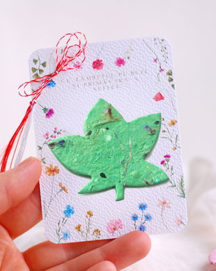 Martisor hartie plantabila - frunza cu seminte si petale de flori