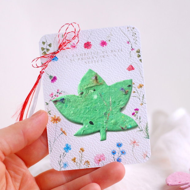 Martisor hartie plantabila - frunza cu seminte si petale de flori