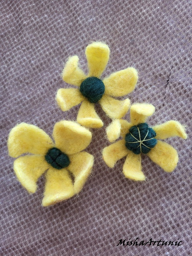 Brosa floare impaslita