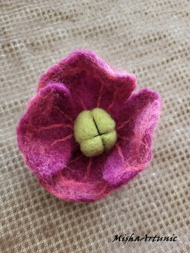 Brosa floare impaslita