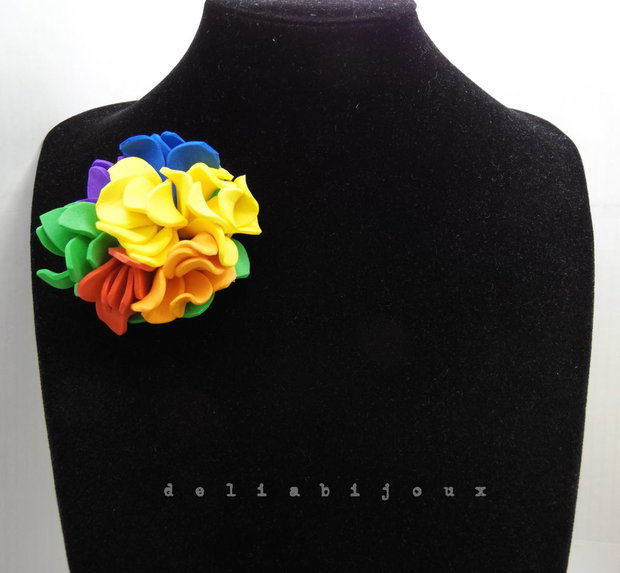 Brosa statement handmade unicat - Martisor curcubeu - floare (cod1163)