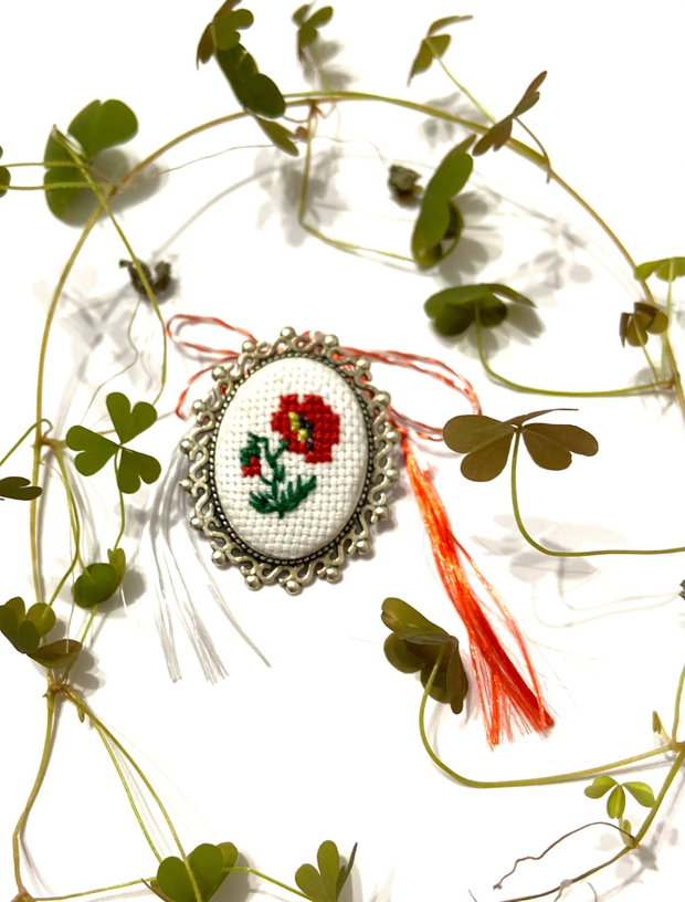Brosa - martisor cu broderie manuala
