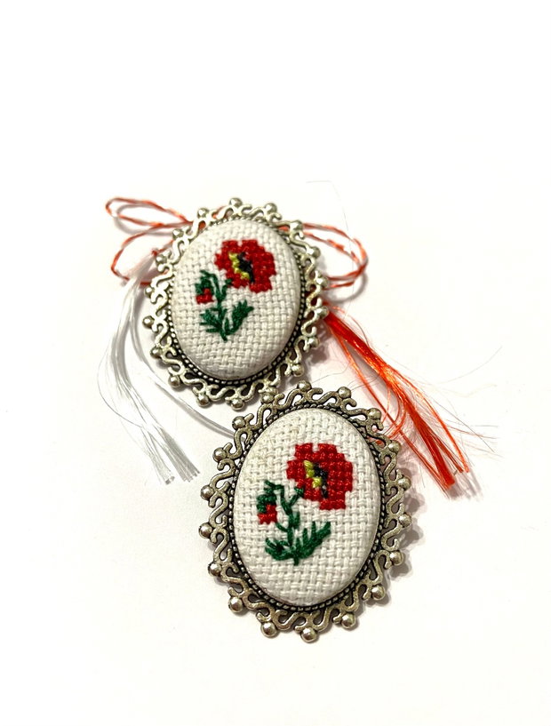 Brosa - martisor cu broderie manuala