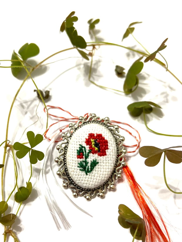 Brosa - martisor cu broderie manuala
