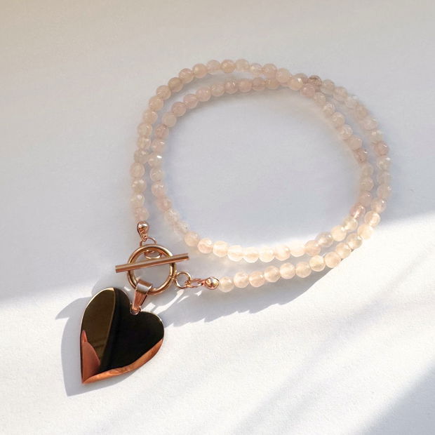 Colier la baza gatului din cuart roz cu pandantiv inima si inchizatoare toggle - rose gold