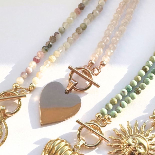 Colier la baza gatului din cuart roz cu pandantiv inima si inchizatoare toggle - rose gold