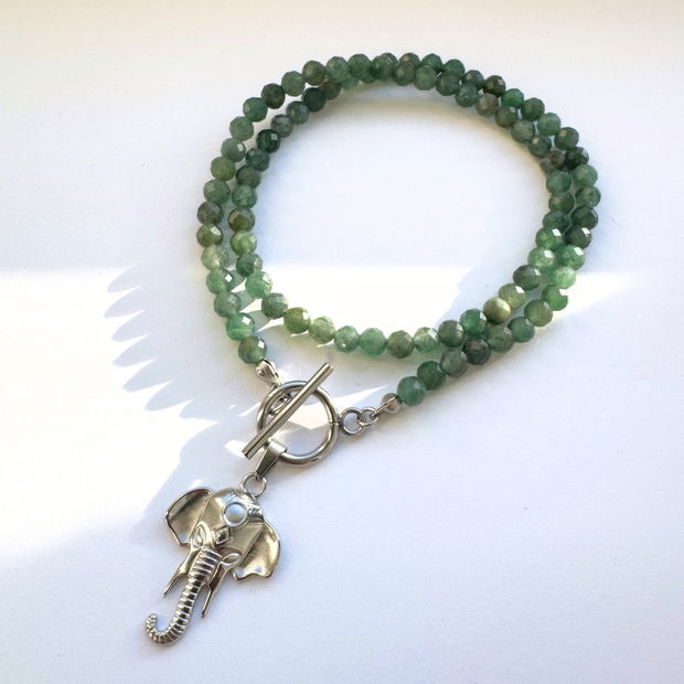 Colier la baza gatului din aventurin verde cu pandantiv elefant si inchizatoare toggle