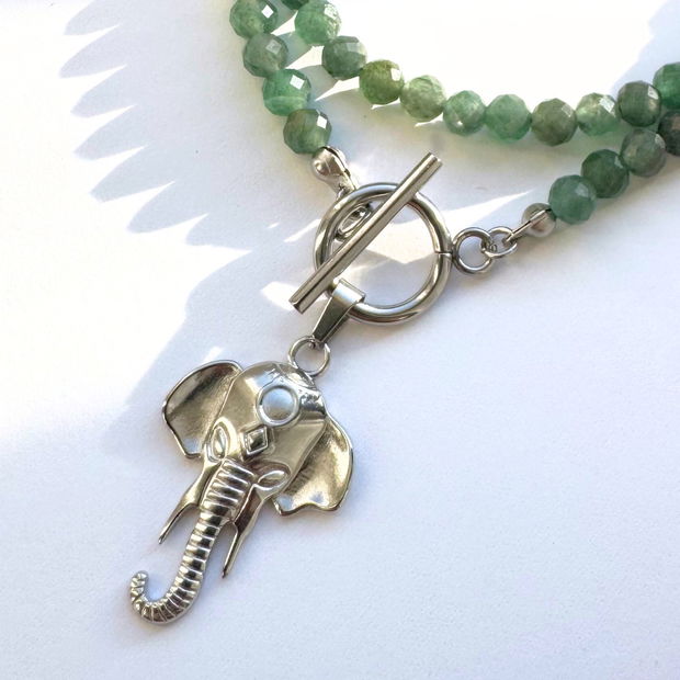 Colier la baza gatului din aventurin verde cu pandantiv elefant si inchizatoare toggle