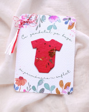 Martisor hartie plantabila - hainuta bebe cu seminte si petale de flori