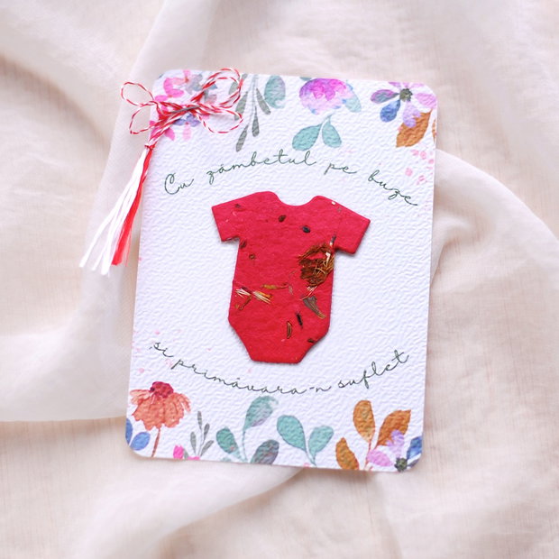 Martisor hartie plantabila - hainuta bebe cu seminte si petale de flori