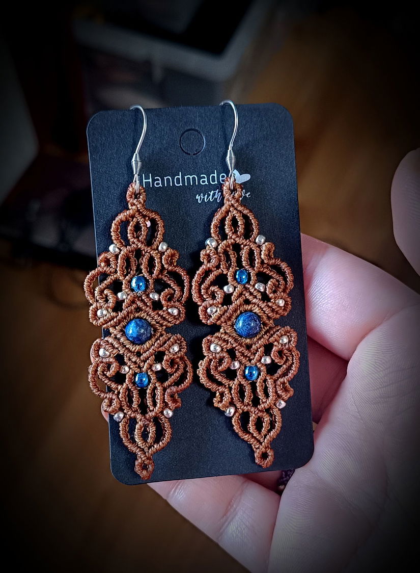 Cercei micro macrame cu cristale Laspis Lazuli