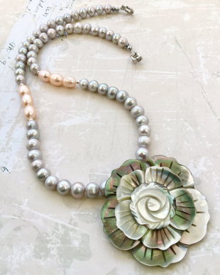 Colier perle de cultura gri & floare sidef natural gri