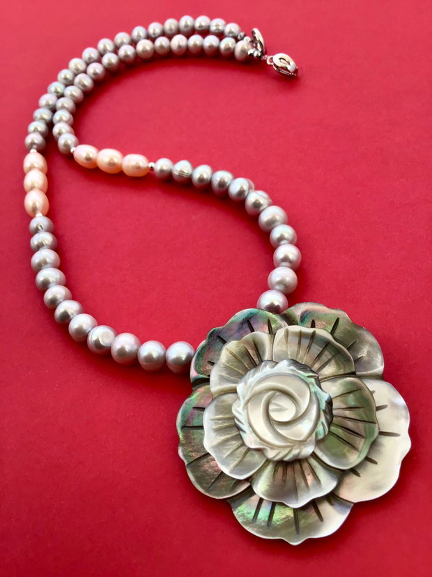 Colier perle de cultura gri & floare sidef natural gri
