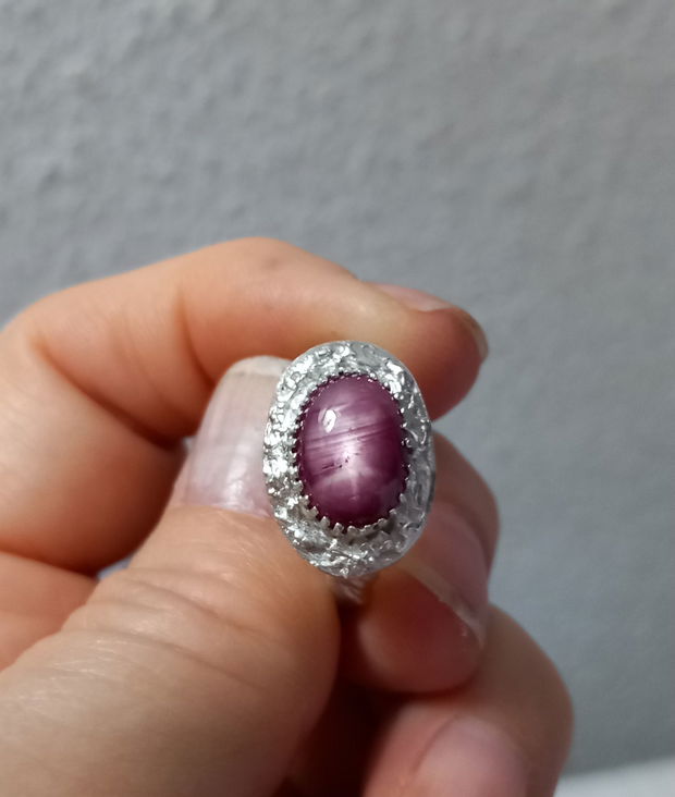 Inel unicat din argint fin, model vintage, cu un cabochon oval de rubin stelat
