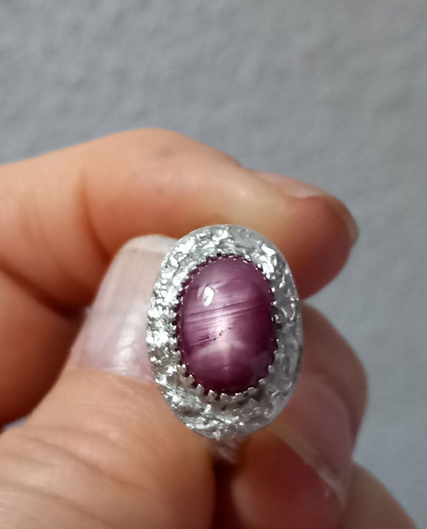 Inel unicat din argint fin, model vintage, cu un cabochon oval de rubin stelat
