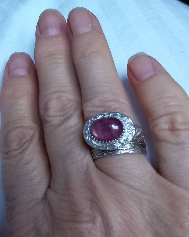 Inel unicat din argint fin, model vintage, cu un cabochon oval de rubin stelat