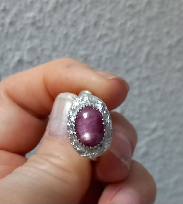 Inel unicat din argint fin, model vintage, cu un cabochon oval de rubin stelat