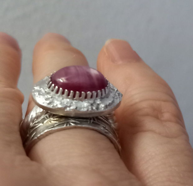 Inel unicat din argint fin, model vintage, cu un cabochon oval de rubin stelat